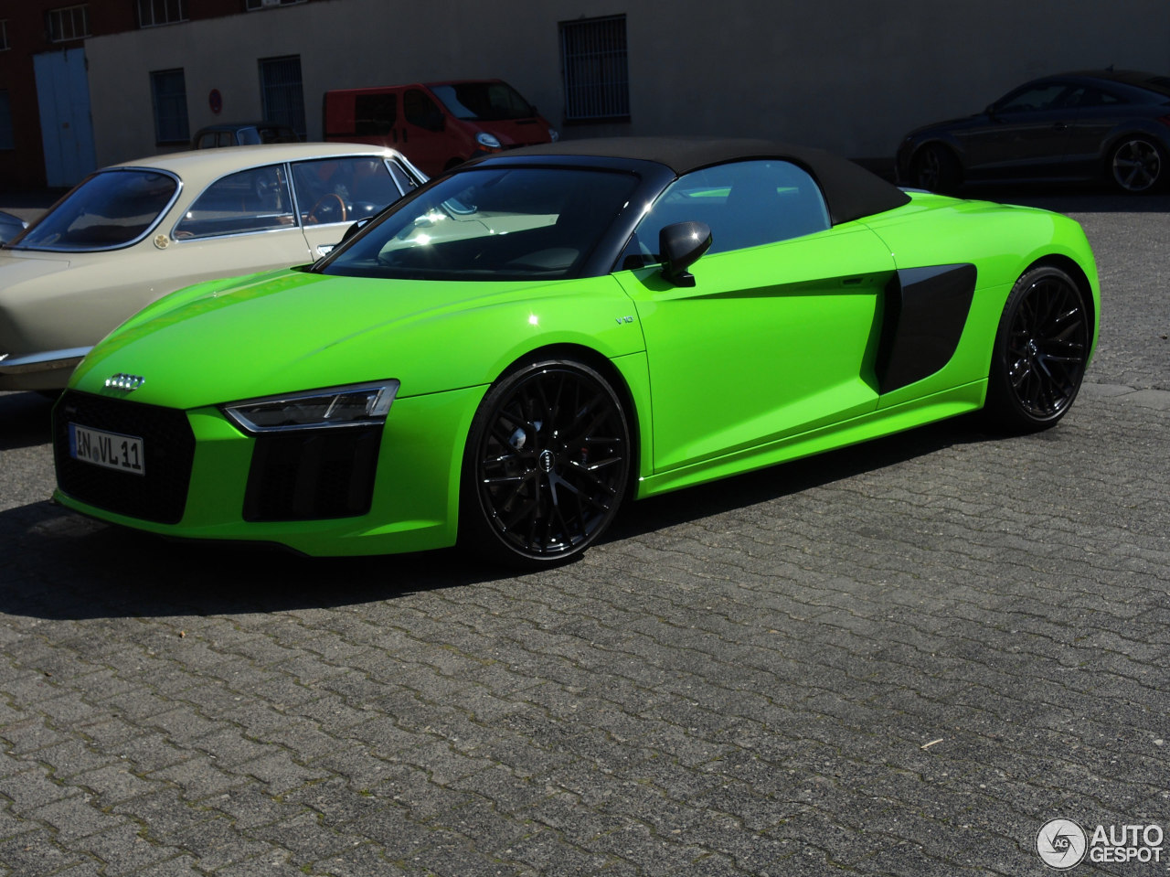 Audi R8 Spyder Looks Great In Lambo Green