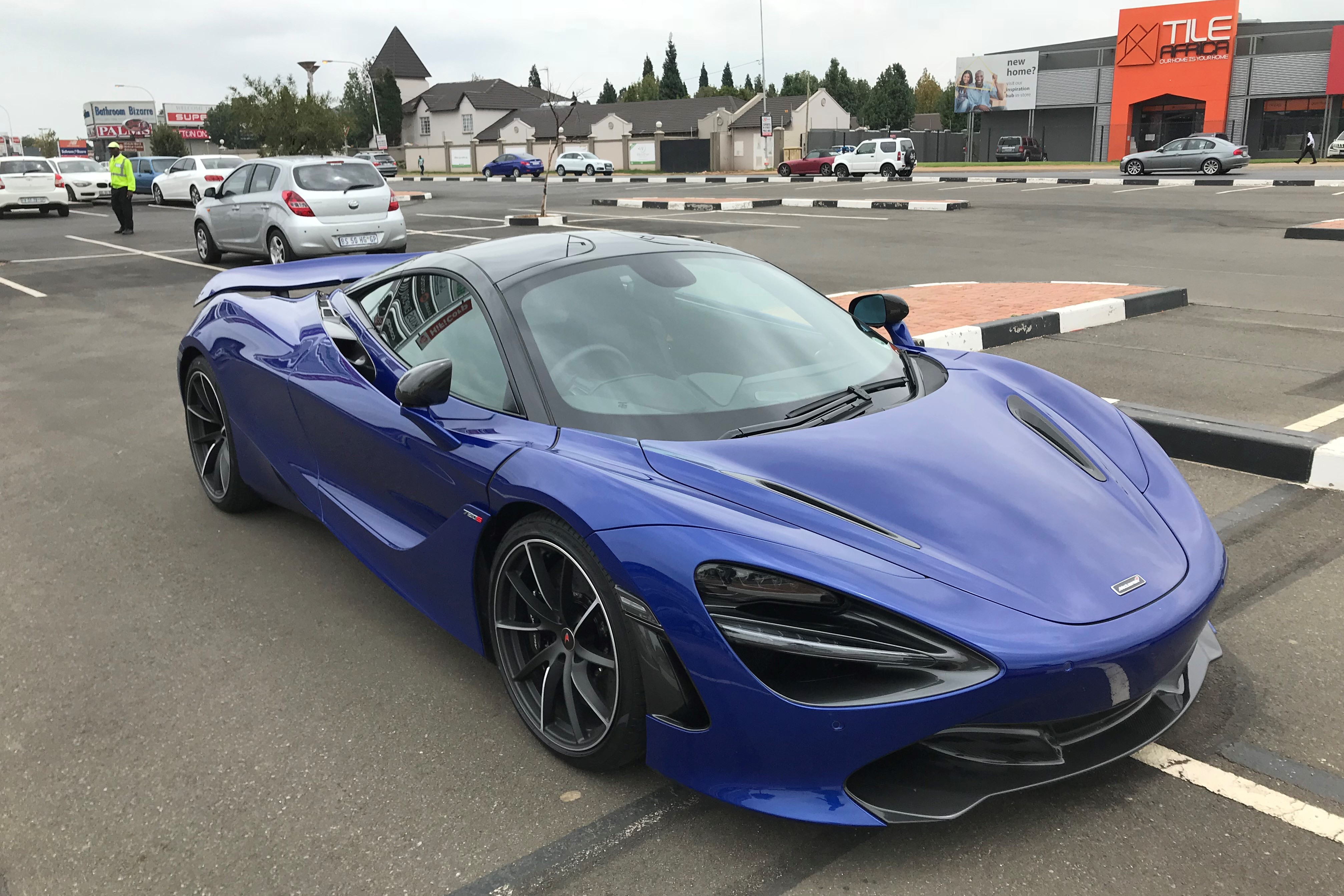 blue mclaren 720s