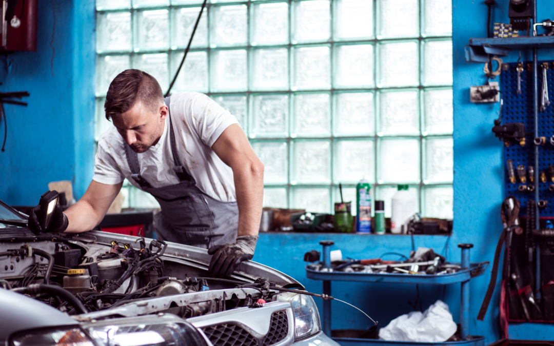 Mechanic fixes. Автомеханик. Автосервис. Автослесарь автомеханик. Русский автомеханик.