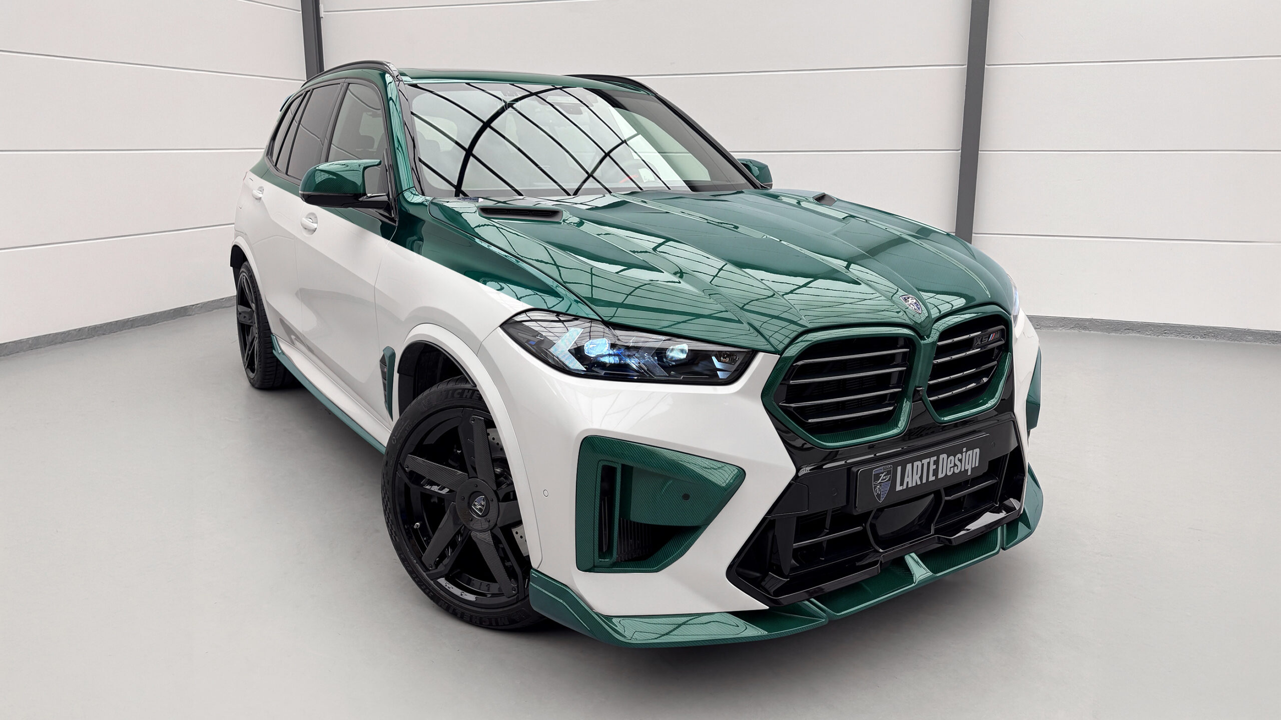 BMW X5 M Competition у кольорі Vancouver Green