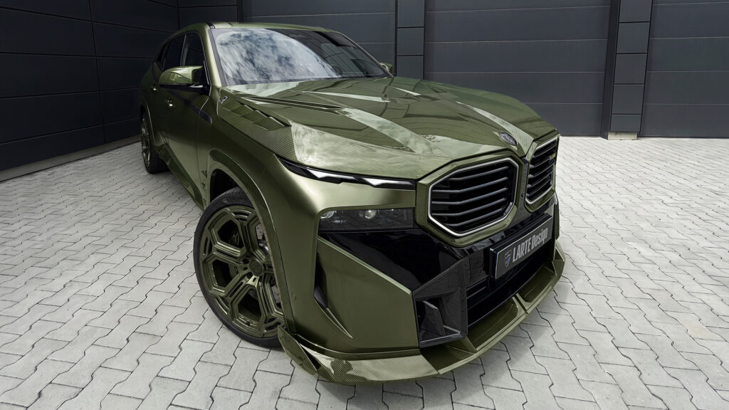 BMW XM з матовим оливковим покриттям