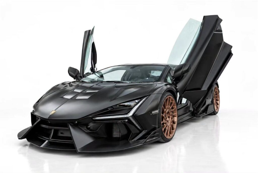 Venuum Black Lamborghini Revuelto