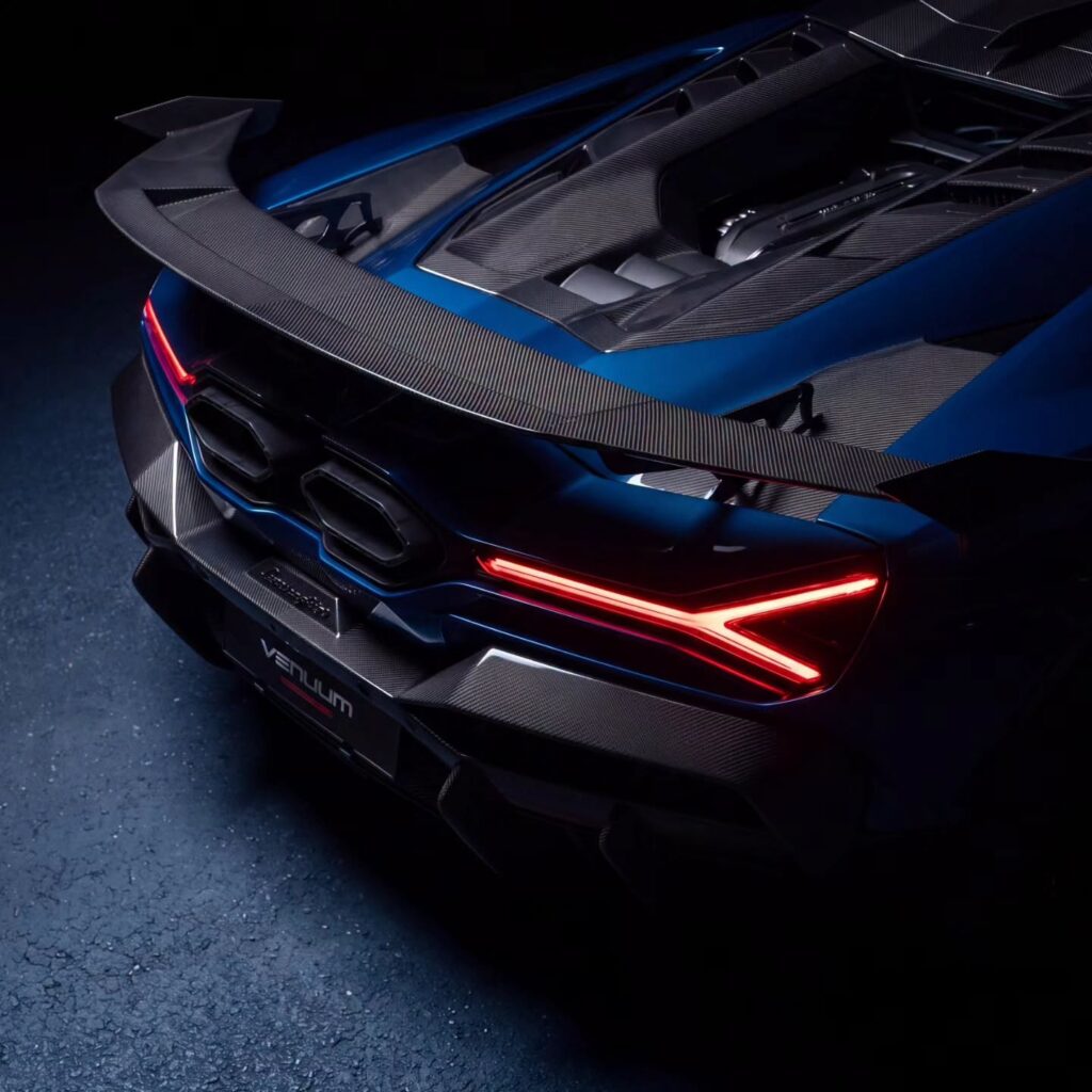 Venuum Black Lamborghini Revuelto