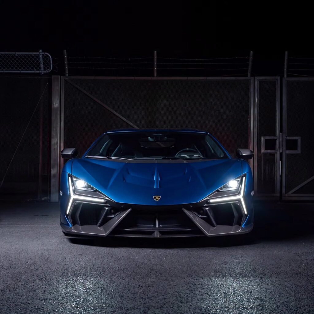 Venuum Black Lamborghini Revuelto