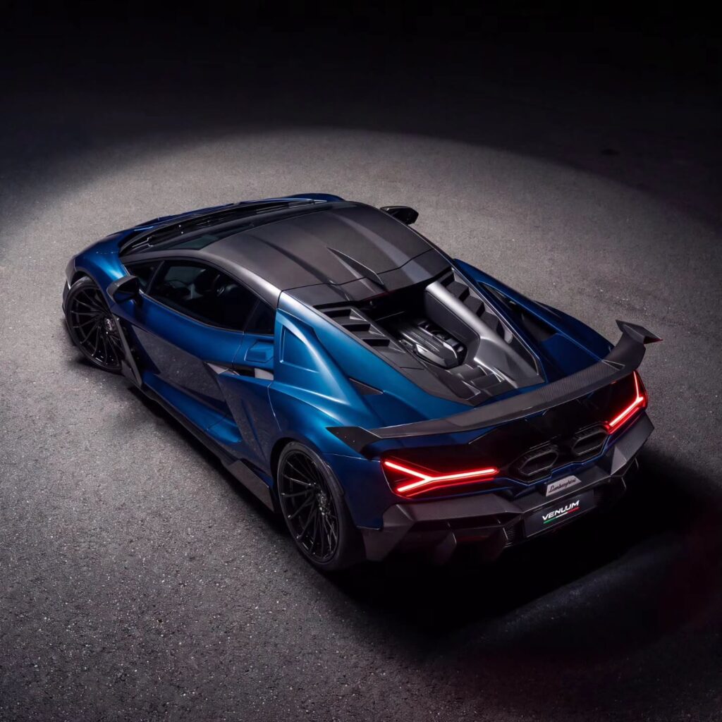 Venuum Black Lamborghini Revuelto